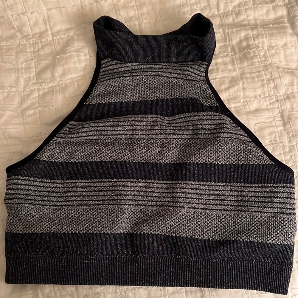High neck sports bra